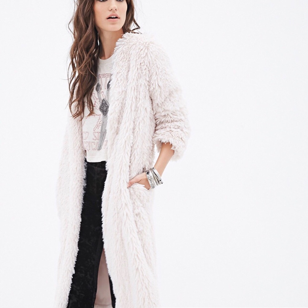 ✖️SOLD ✖️ White Fur Duster